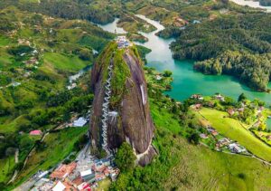 Como_llegar_a_Guatape_desde_Medellin_Guia_actualizada_2025