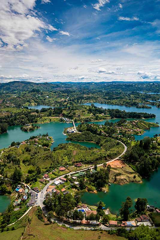 Como_llegar_a_Guatape_desde_Medellin_Guia_actualizada_2025_bus