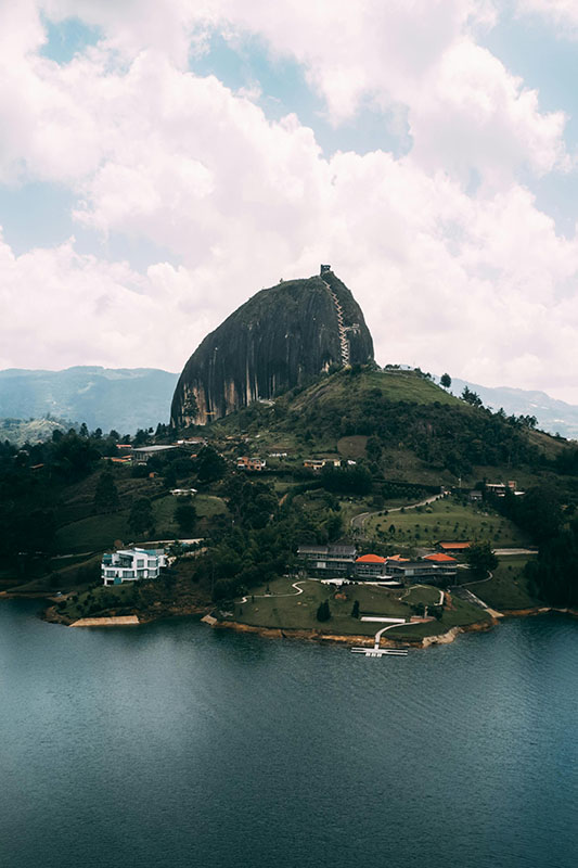 Como_llegar_a_Guatape_desde_Medellin_Guia_actualizada_2025_tour